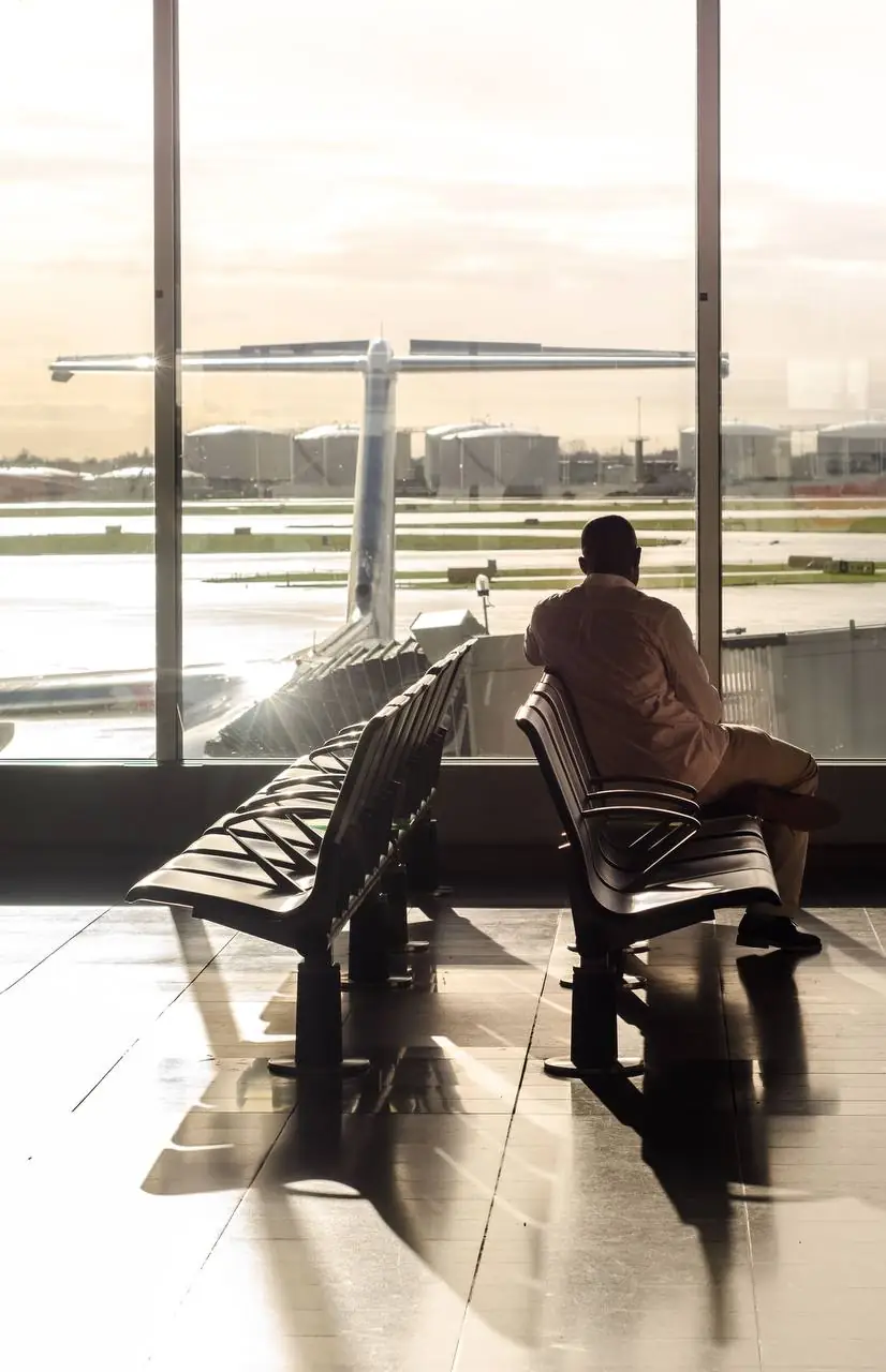 Voyageur tenant passeport et valise
