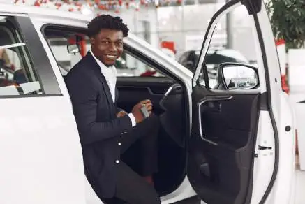 Chauffeur privé ouvrant la portière à un client